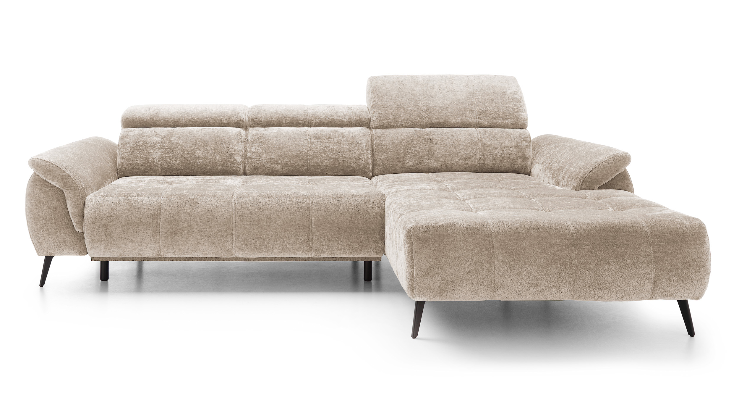 Ecksofa mit Schlaffunktion Mamutio L-förmig mit elektrisch ausziehbarem Sitz und verstellbaren Kopfstützen, beige Chenille, rechtsseitig.