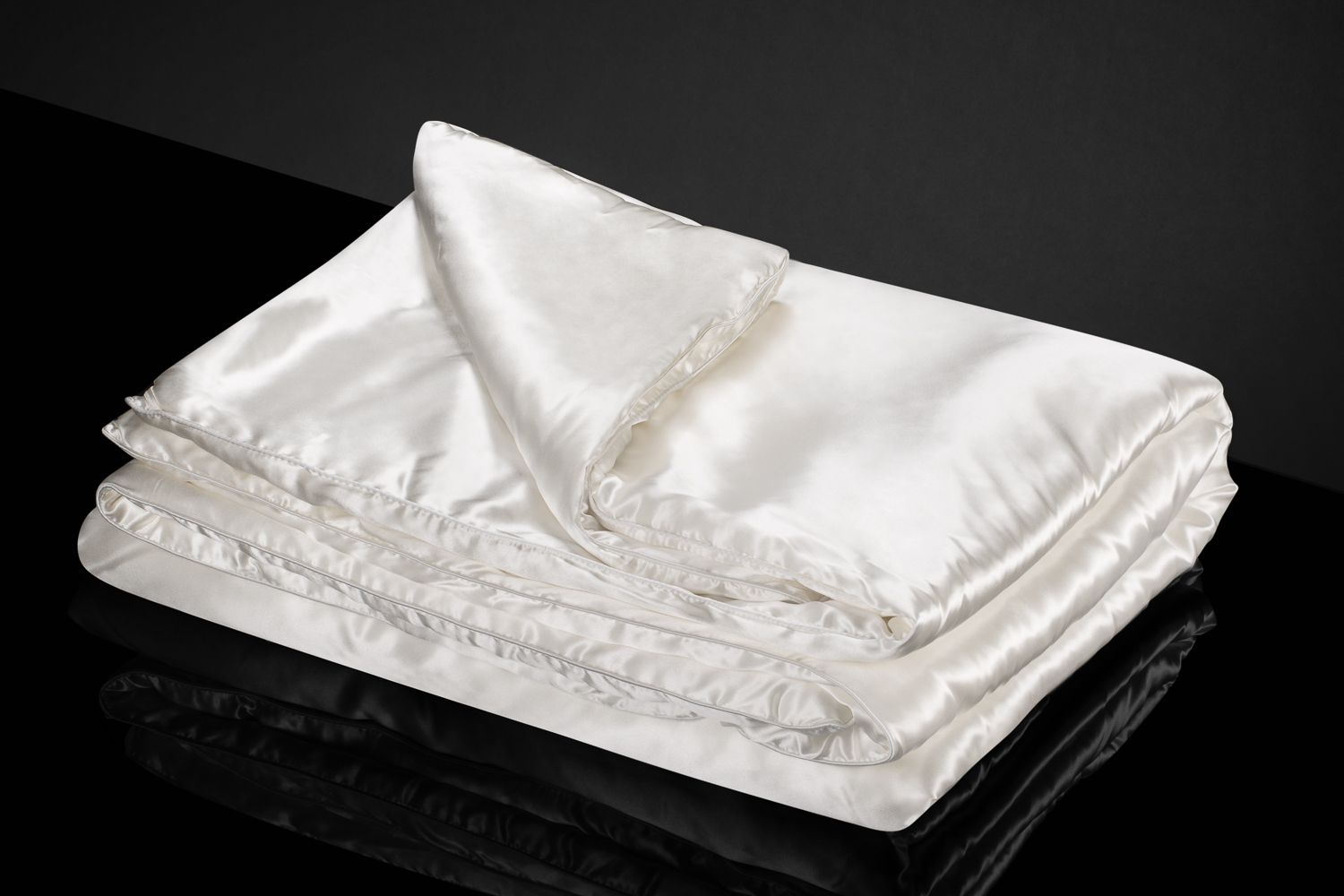 Kołdra jedwabna w poszyciu jedwabnym całoroczna 200x220 MALBERY (2) Kołdra jedwabna w poszyciu jedwabnym całoroczna 200x220 MALBERY (2)