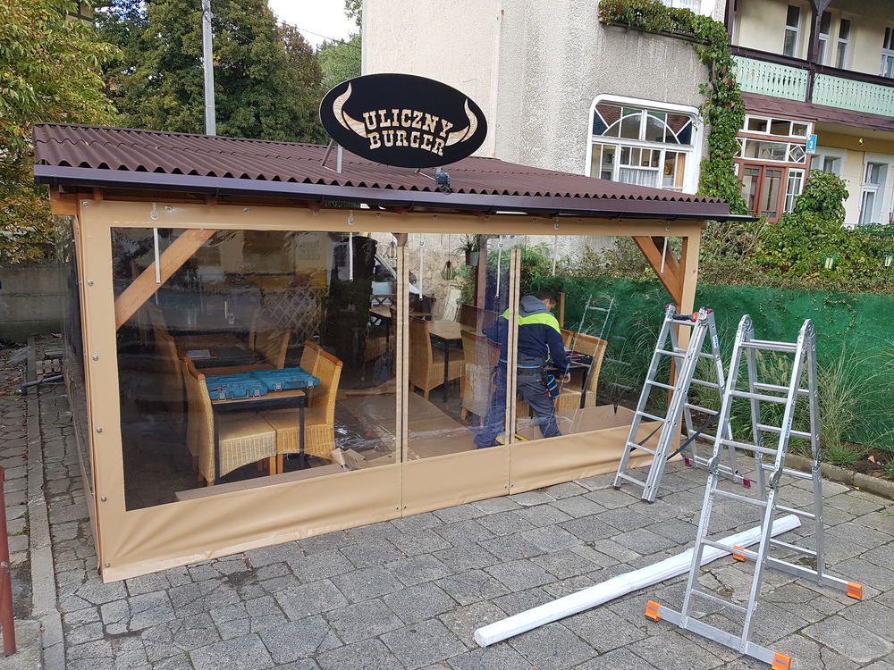 TERRASSENVERKLEIDUNG, TERRASSENPLANE, PLANE MIT FENSTER