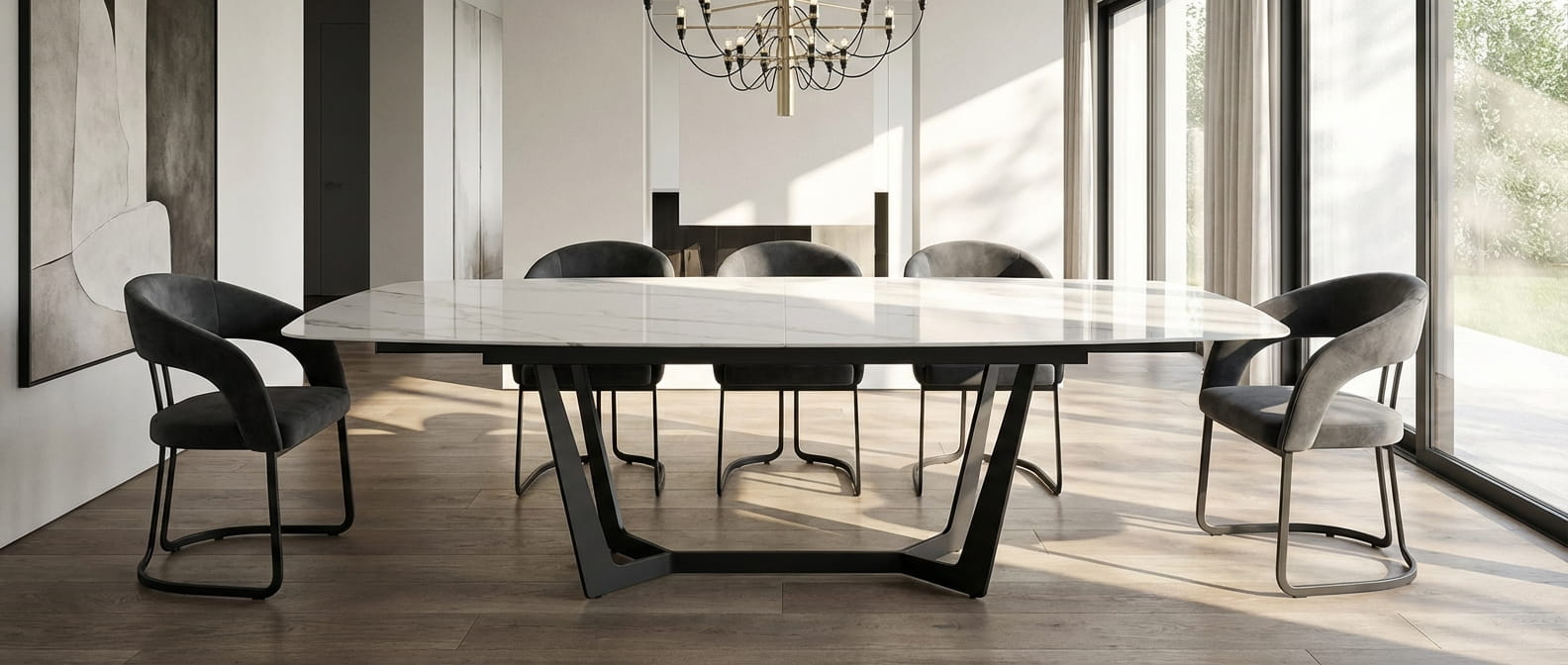 Ekskluzywny stół z blatem ceramicznym imitującym biały marmur na czarnych nogach w luksusowej jadalni MebloDom