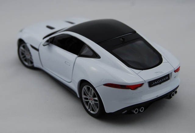 WELLY JAGUAR F-TYPE COUPE WHITE 1:24 DIE CAST METAL MODEL