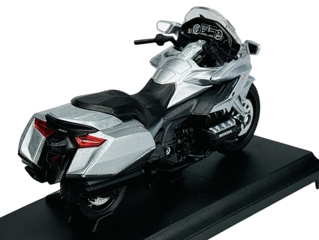 WELLY HONDA GOLD WING SILVER 1:18 MOTORCYCLE DIE CAST MODEL NEW IN