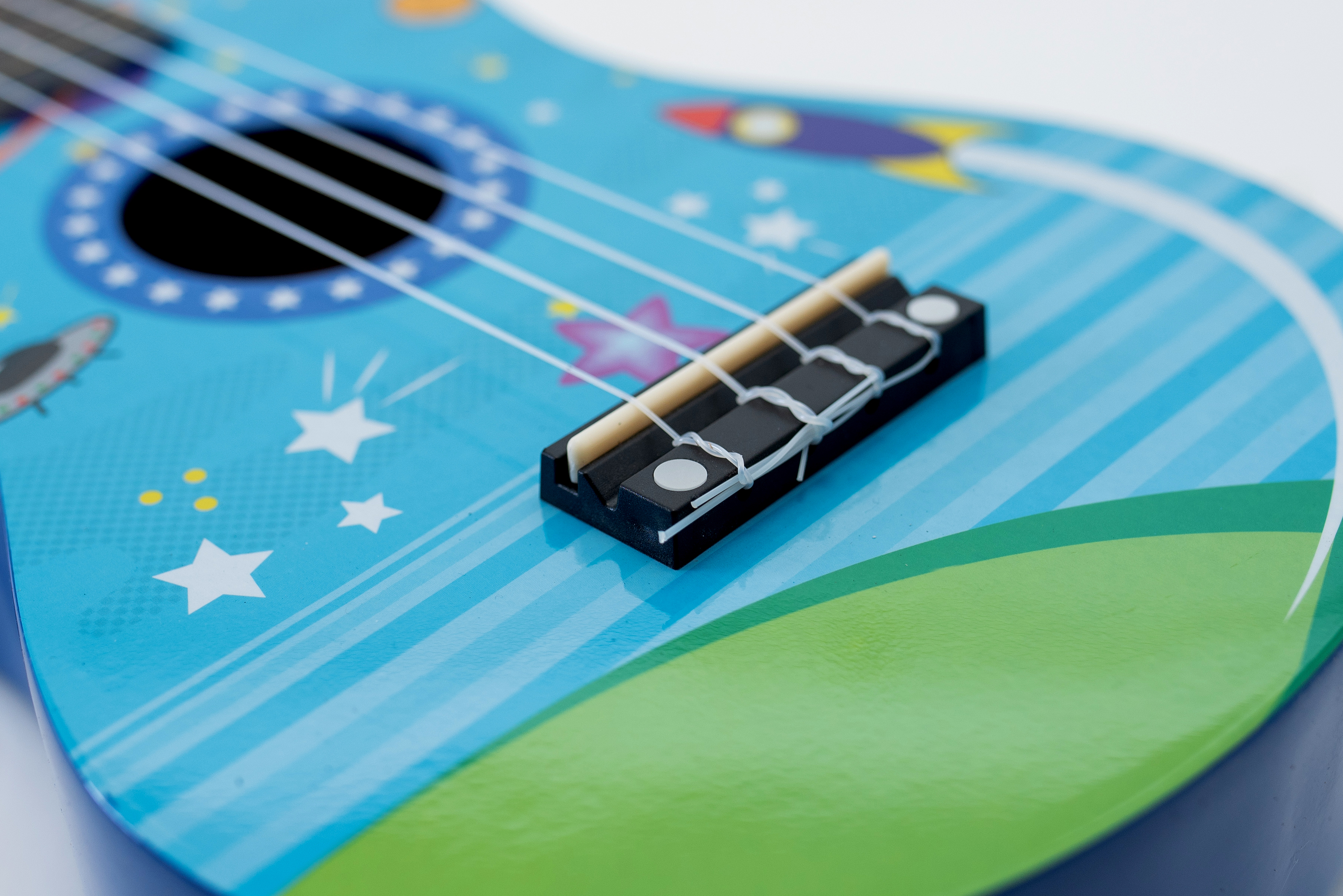 Ukulele sopranowe Rakiety Pokrowiec Struny Kostki Stroik Akordy ZESTAW