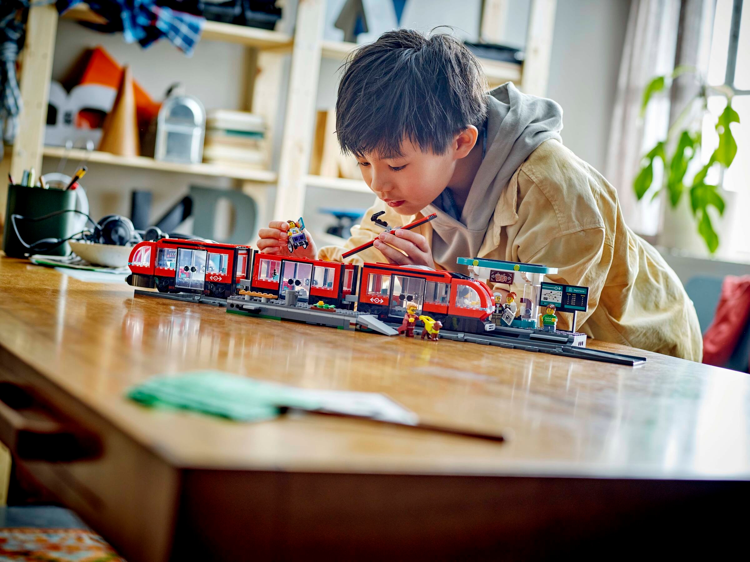 LEGO City 60423 Tramwaj miejski ze stacją - 811 elementów dla dzieci +7