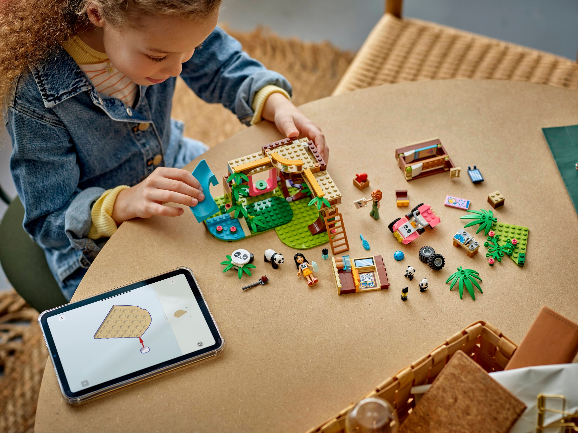 LEGO Friends Opieka nad pandami w rezerwacie 42648 - domek na drzewie