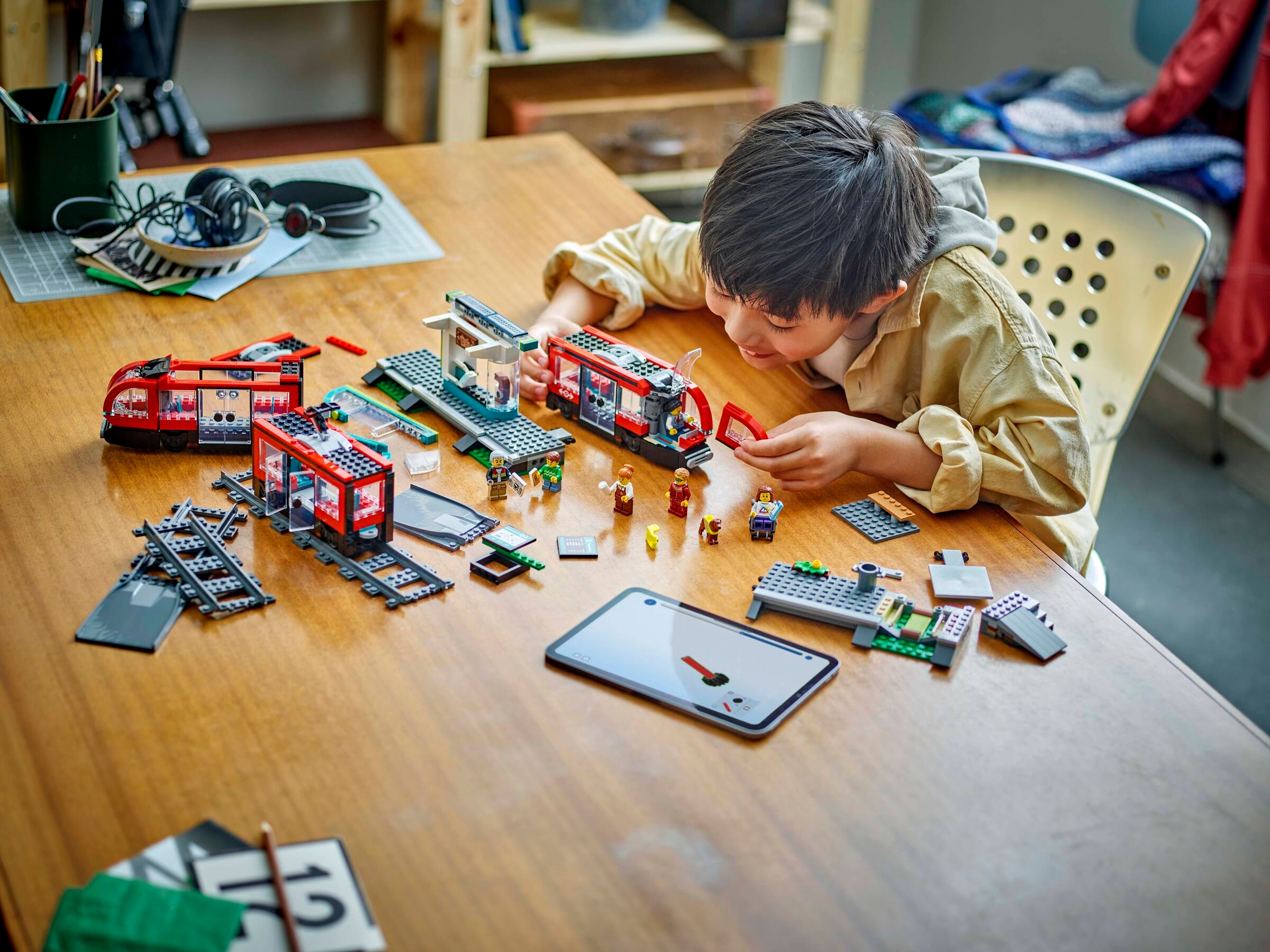 LEGO City 60423 Tramwaj miejski ze stacją - 811 elementów dla dzieci +7