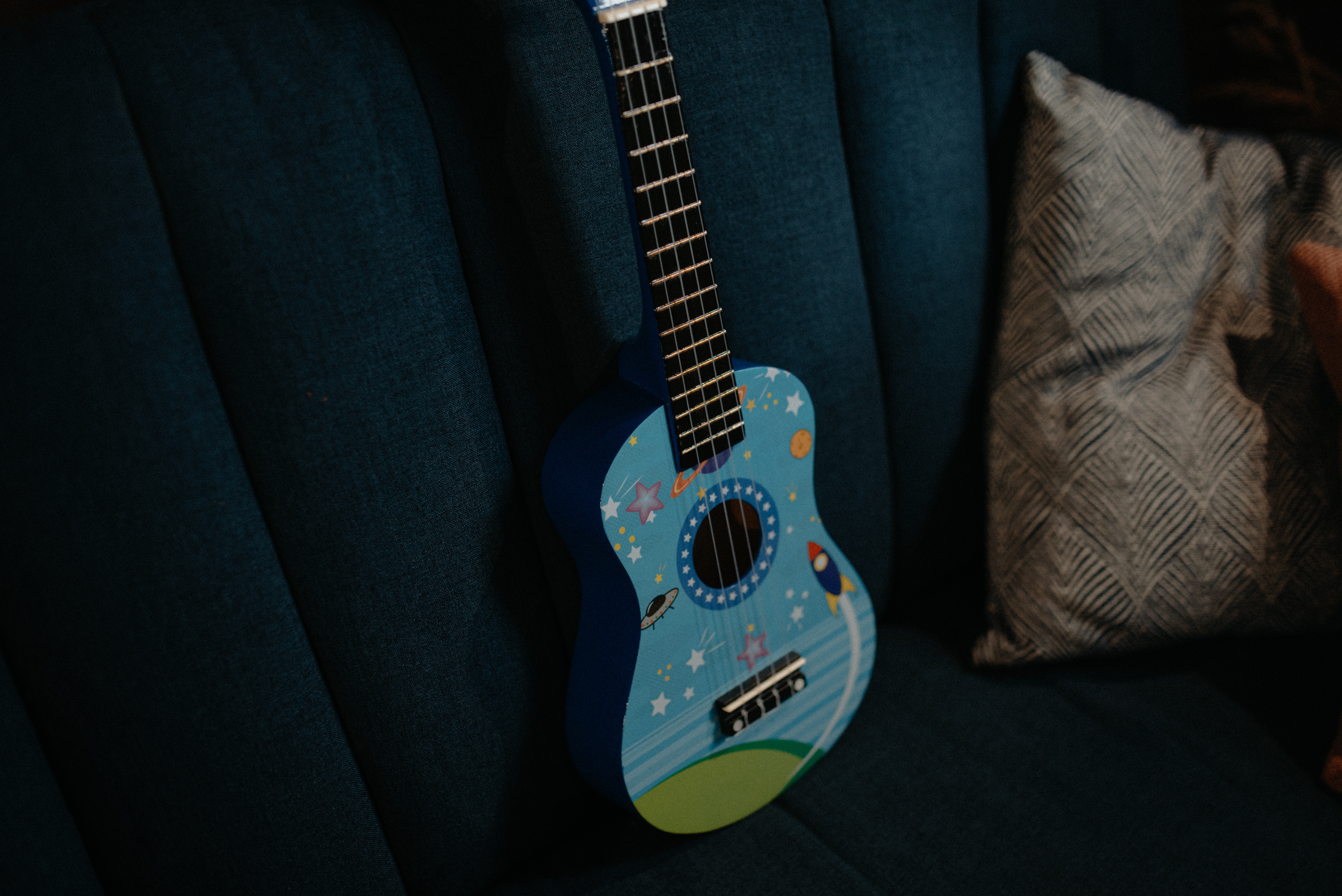 Ukulele sopranowe Rakiety Pokrowiec Struny Kostki Stroik Akordy ZESTAW