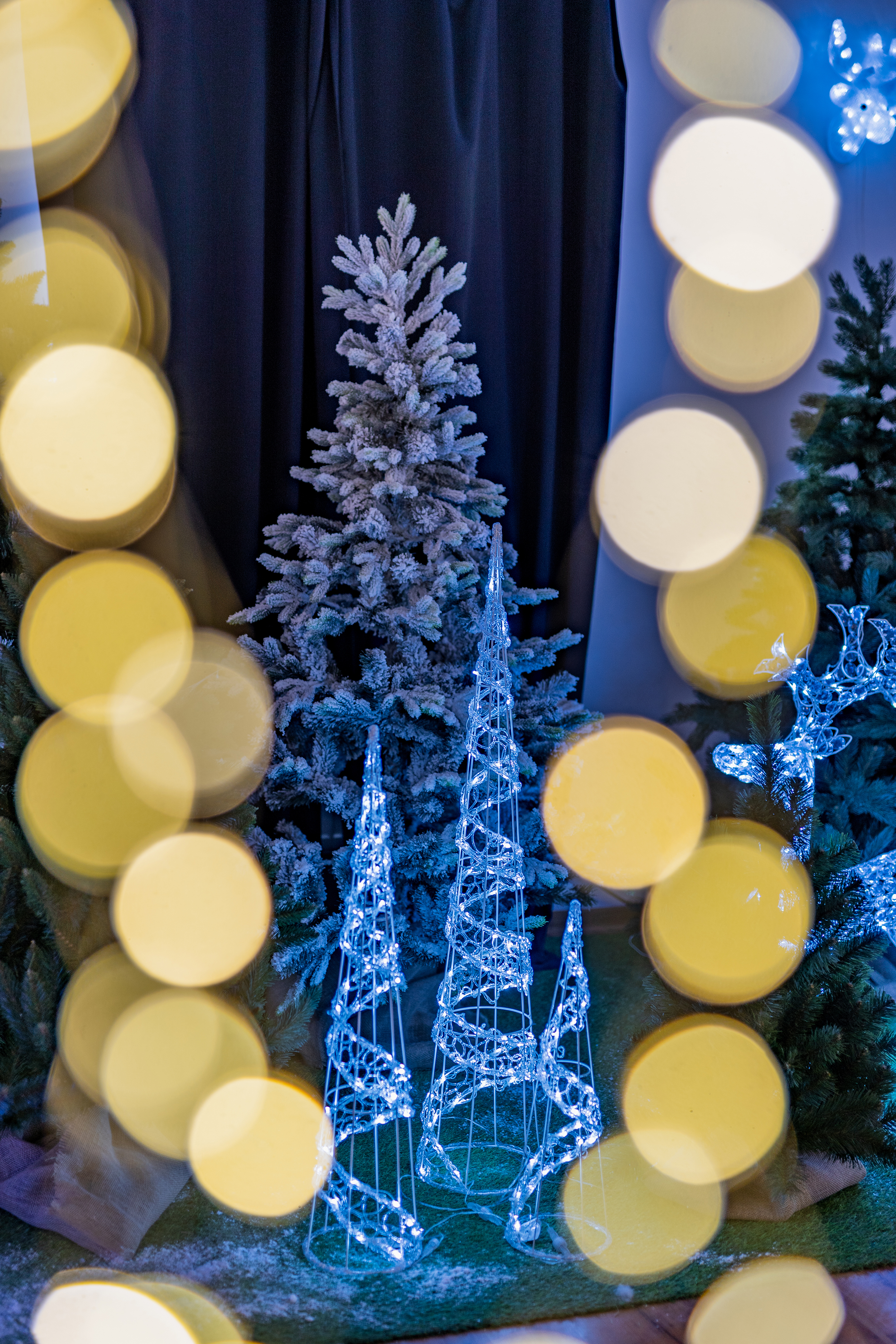 Dekoracja Stożek 50 LED 90 cm do użytku wewnętrznego i zewnętrznego zimny biały