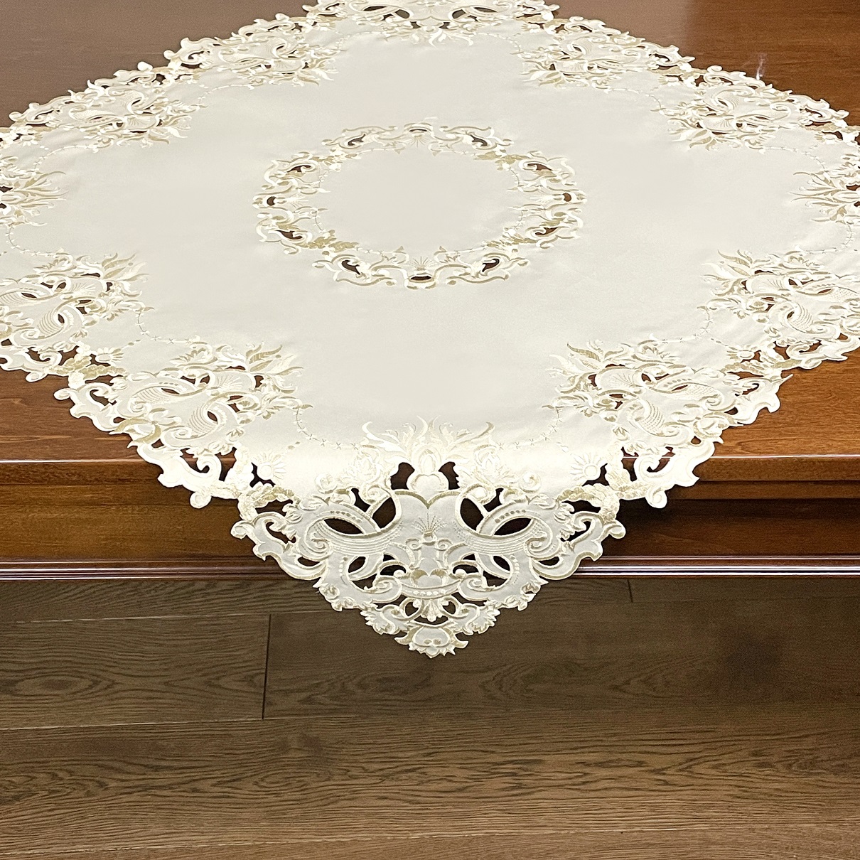 Obrus haftowany 85x85 cm kwadrat ekry 100% poliester DA-127582