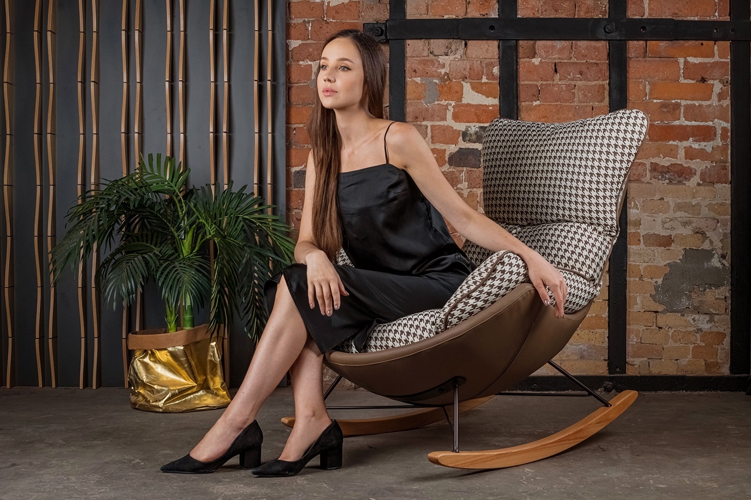 Fotel bujany OTILIA brązowa pepitka - drewniane płozy, ekoskóra (10)