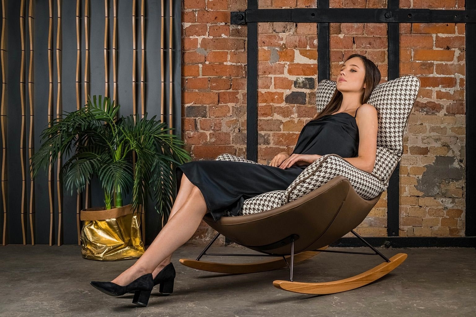 Fotel bujany OTILIA brązowa pepitka - drewniane płozy, ekoskóra (11)