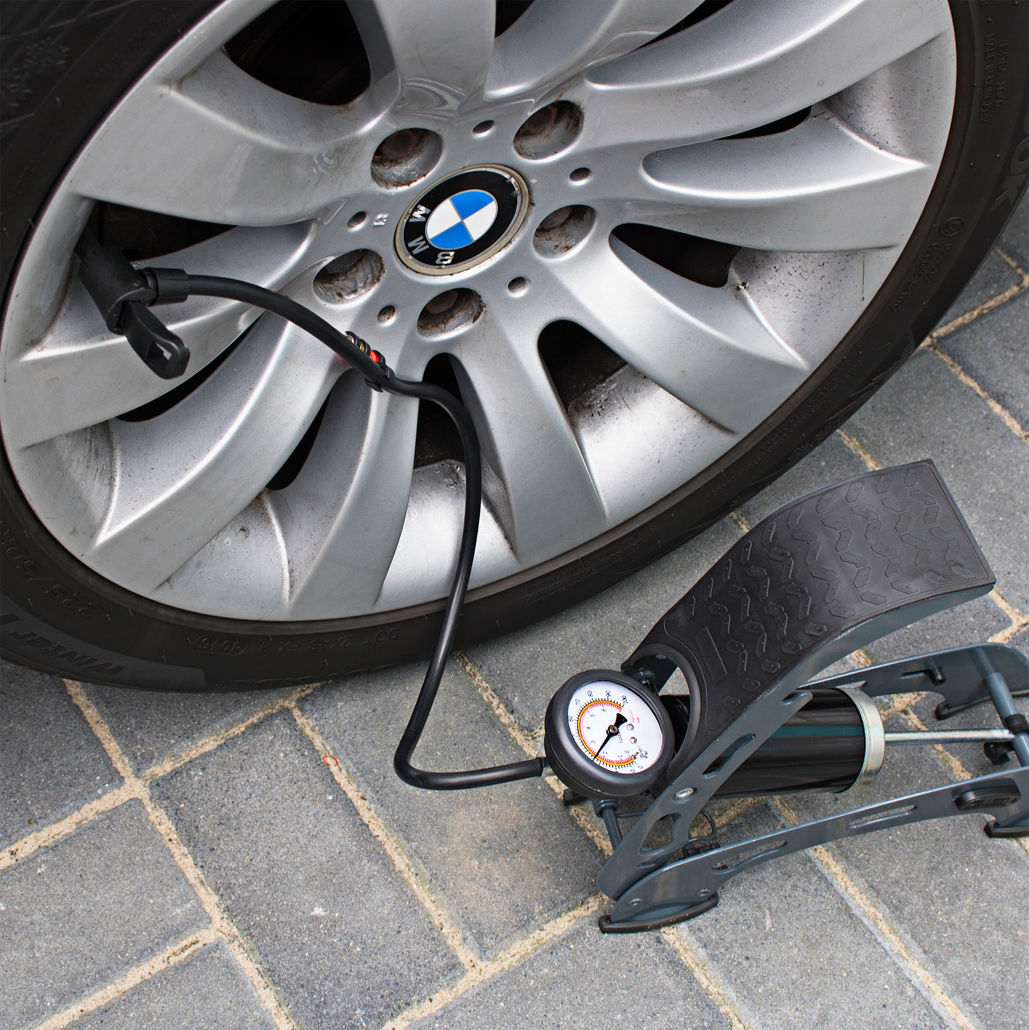 POMPKA NOŻNA SAMOCHODOWA ROWEROWA Z MANOMETREM