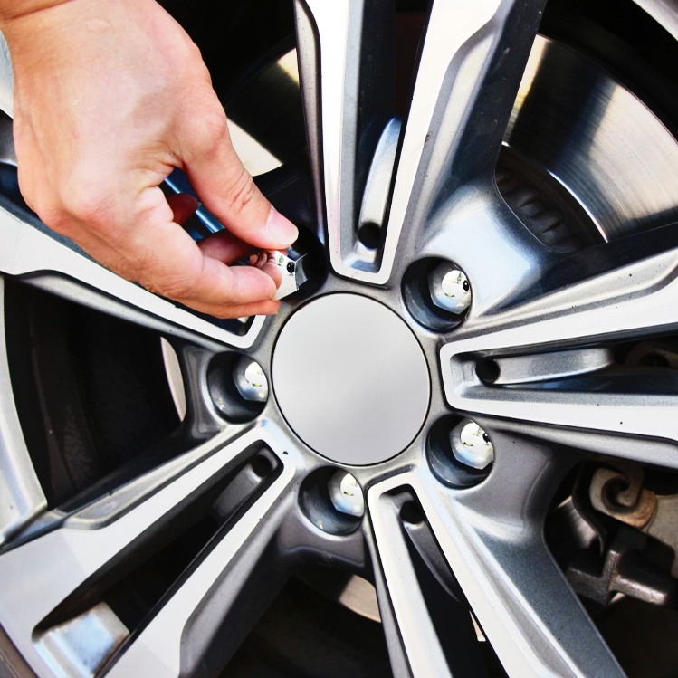 NAKŁADKI NA ŚRUBY CHROM FI 17MM