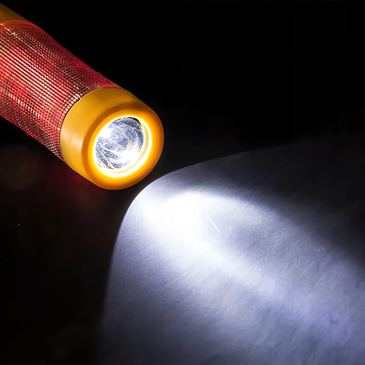 LATARKA ŻYCIA MŁOTEK BEZPIECZEŃSTWA 4W1 LED MAGNES NOŻYK DO PASÓW SURVIWAL