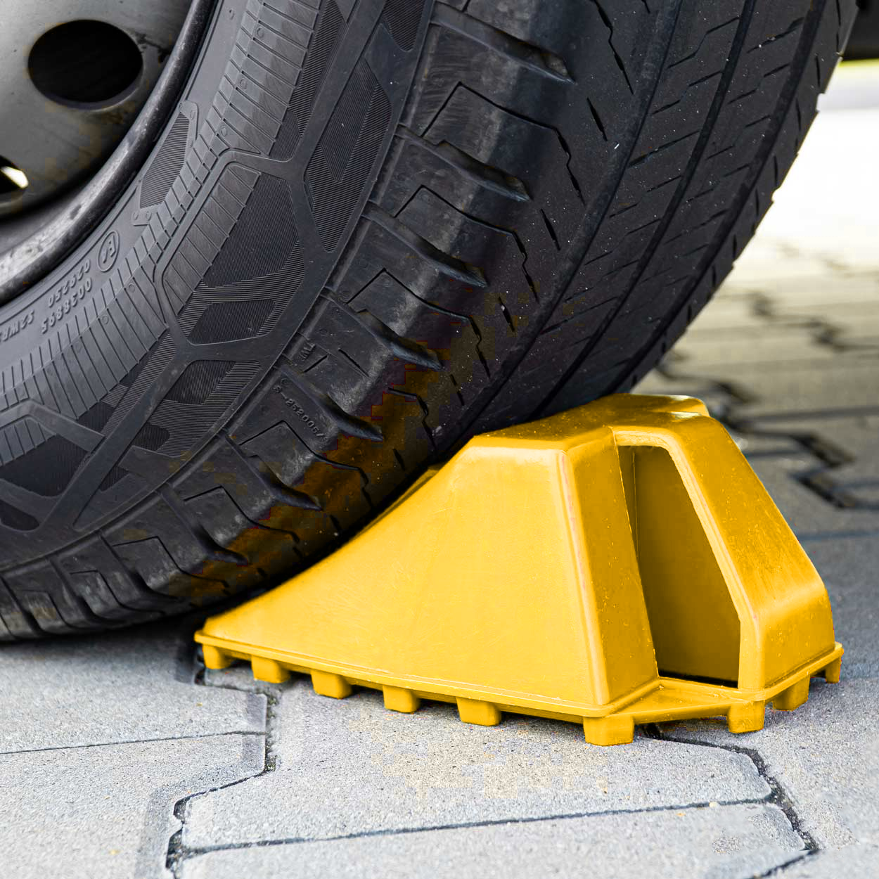 KLIN POD KOŁO KOŁA SAMOCHODOWE Z HAMULCEM BLOKADA AUTA ZABEZPIECZAJĄCY