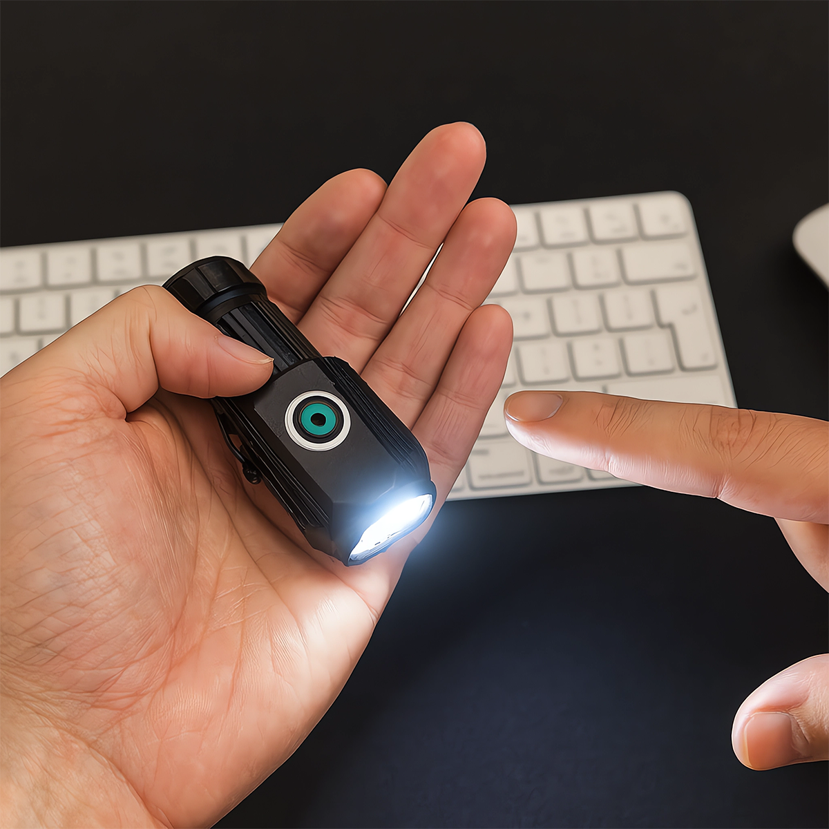 LATARKA TAKTYCZNA LED AKUMULATOROWA USB KLIPS MAGNES MOCNA DIODA 5 TRYBÓW