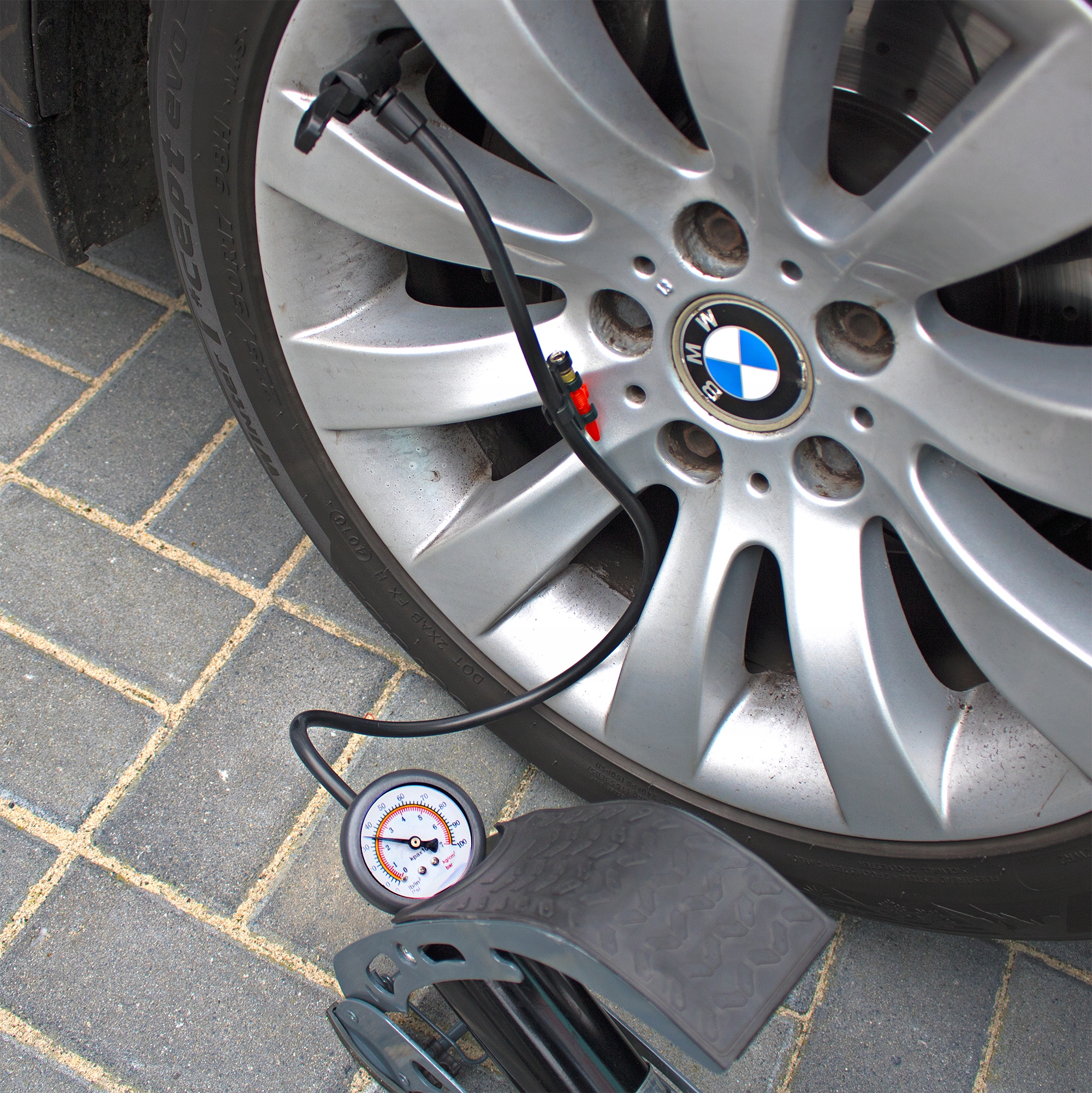 POMPKA NOŻNA SAMOCHODOWA ROWEROWA Z MANOMETREM