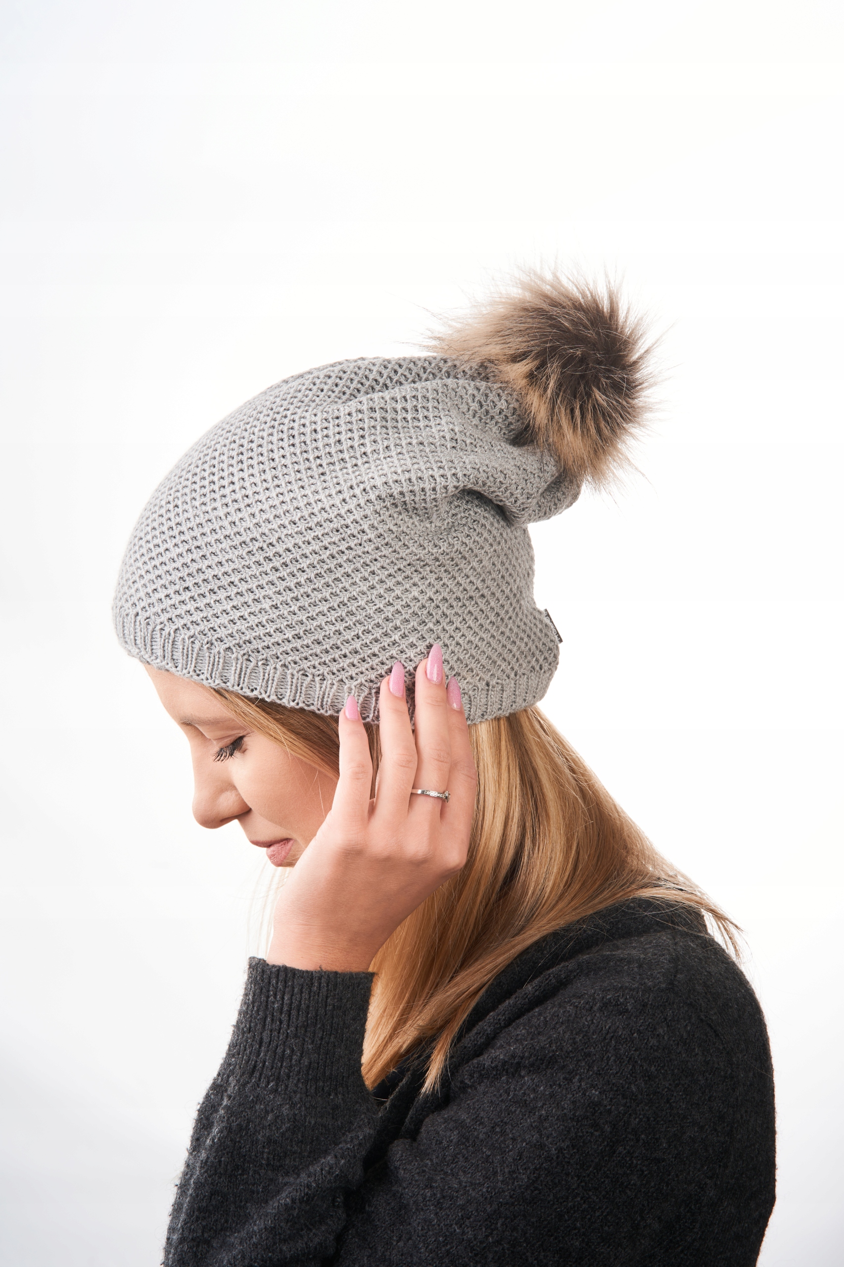 CZAPKA ZIMOWA DAMSKA SZARA Z POMPONEM D1