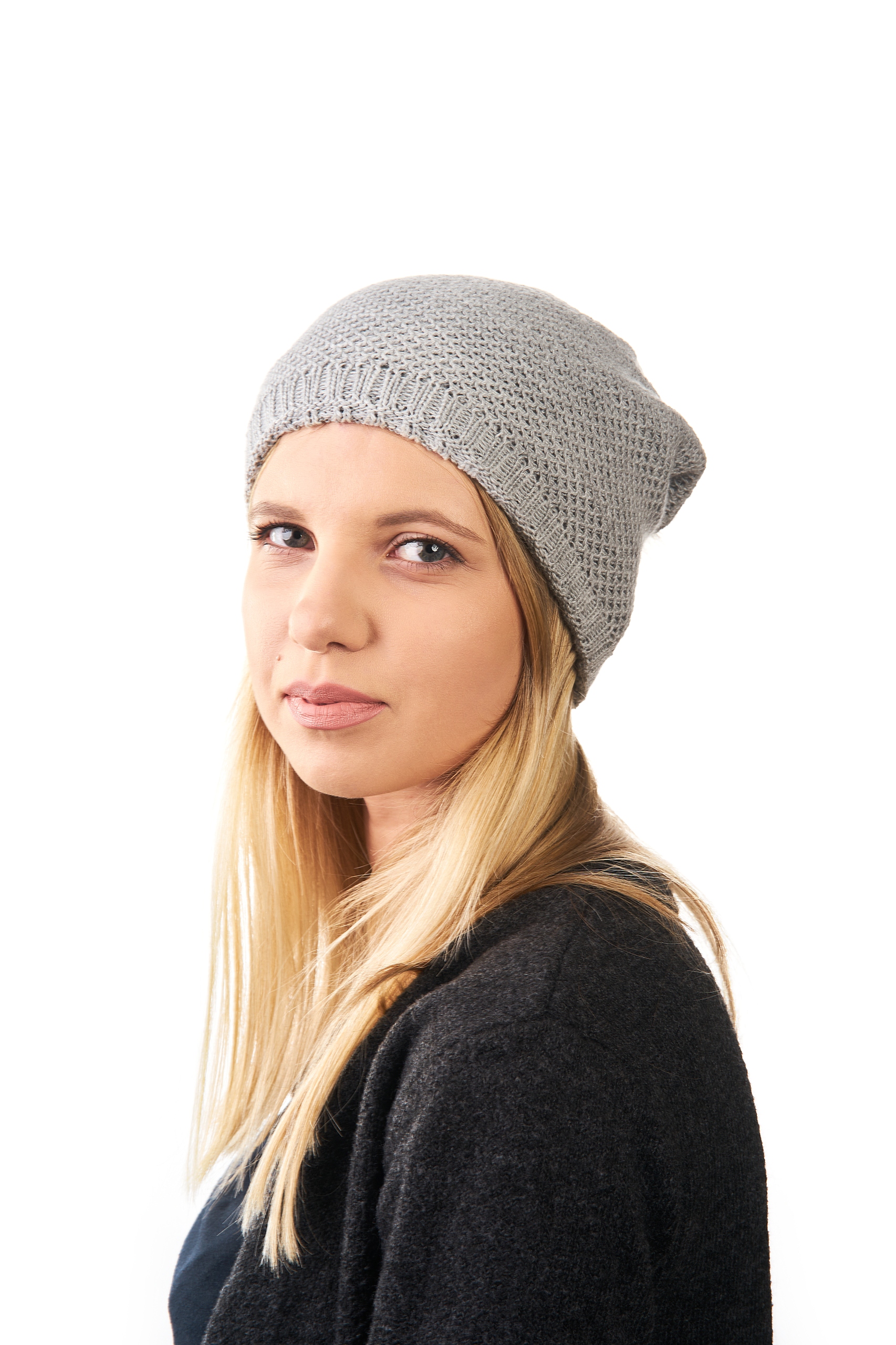 CZAPKA ZIMOWA DAMSKA SZARA Z POMPONEM D1