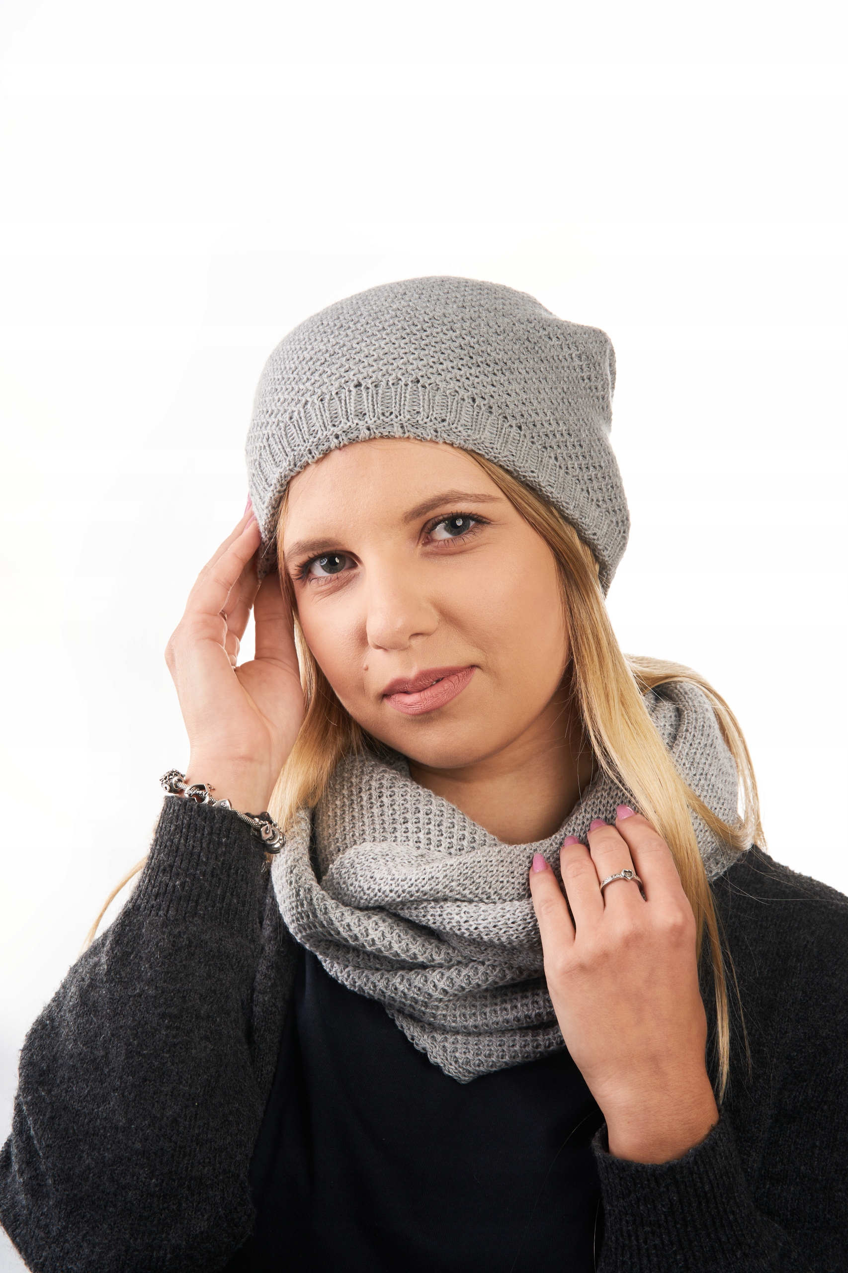 CZAPKA ZIMOWA DAMSKA SZARA Z POMPONEM D1