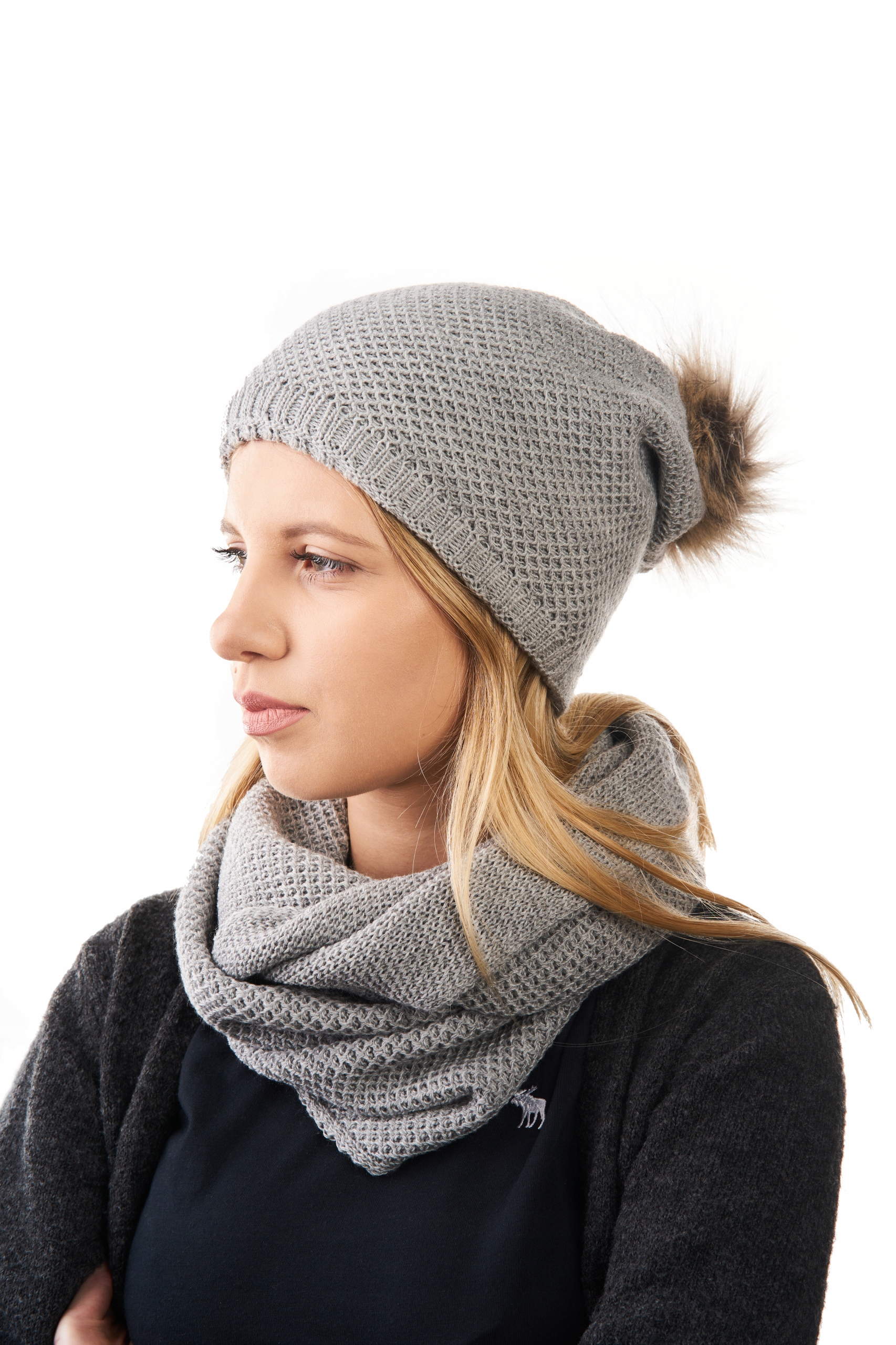 CZAPKA ZIMOWA DAMSKA SZARA Z POMPONEM D1