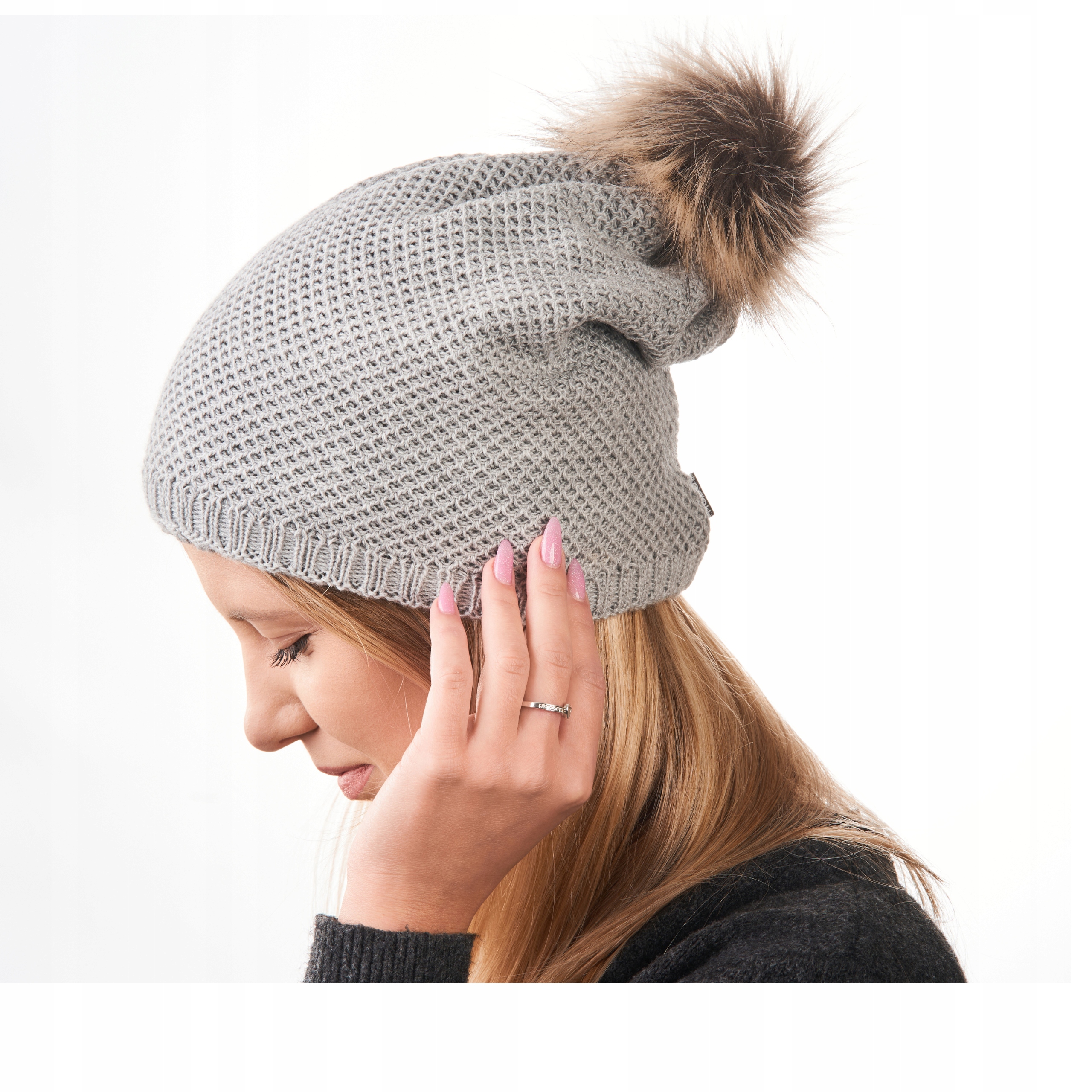 CZAPKA ZIMOWA DAMSKA SZARA Z POMPONEM D1