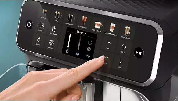 Dłoń obsługuje dotykowy panel ekspresu Philips 5500 LatteGo, wybierając opcję Espresso i regulując jej moc.