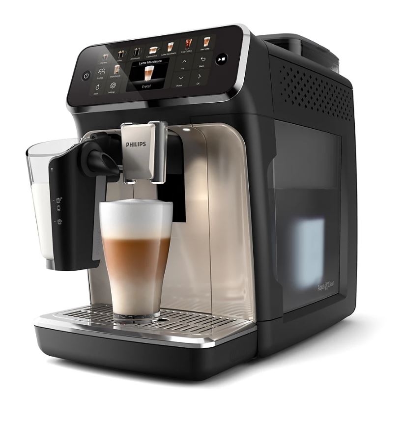 Ekspres do kawy Philips 5500 LatteGo, widok pod kątem. Ekspres nalewa kawę do szklanki, widoczny jest panel dotykowy i pojemnik na mleko.