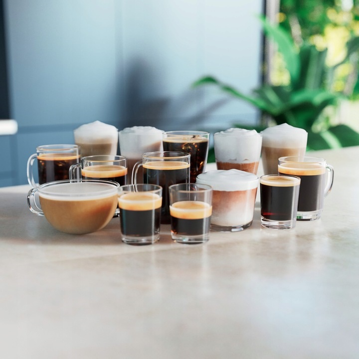 Kolekcja różnych rodzajów kaw, zarówno czarnych, jak i mlecznych, przygotowanych w szklankach i filiżankach.