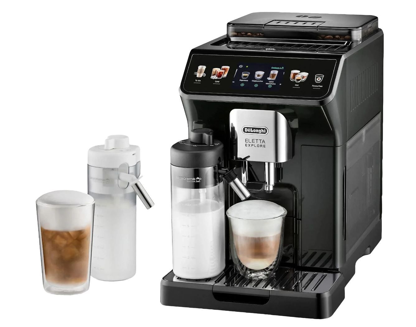 Czarny ekspres DeLonghi Eletta Explore z kolorowym panelem dotykowym i dwoma wymiennymi pojemnikami na mleko. Na zdjęciu widoczne są dwie szklanki z przygotowaną kawą: jedna z ciepłym napojem mlecznym pod dozownikiem, a druga z kawą mrożoną obok urządzenia.