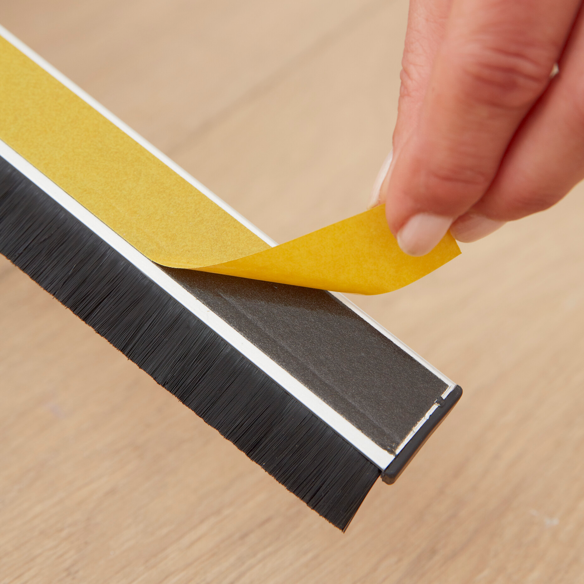 Uszczelka Samoprzylepna Do Drzwi Tesa Szczotkowa 43 mm x 1 m Brązowa