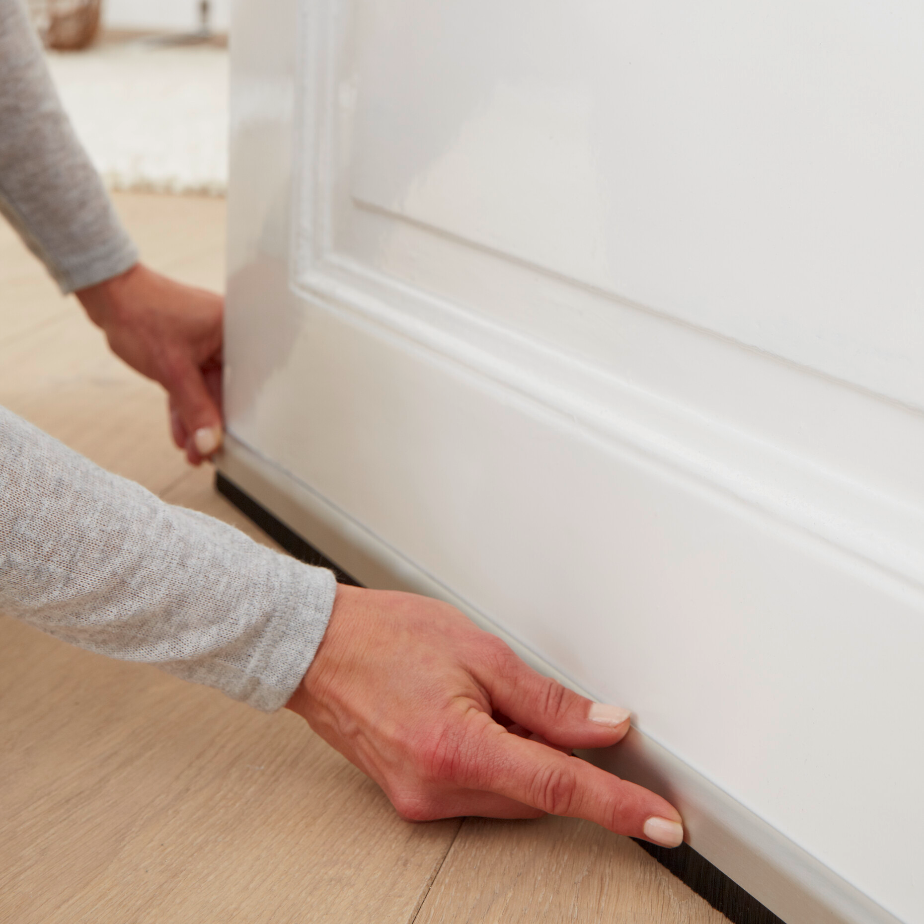 Uszczelka Samoprzylepna Do Drzwi Tesa Szczotkowa 37 mm x 1 m Biała