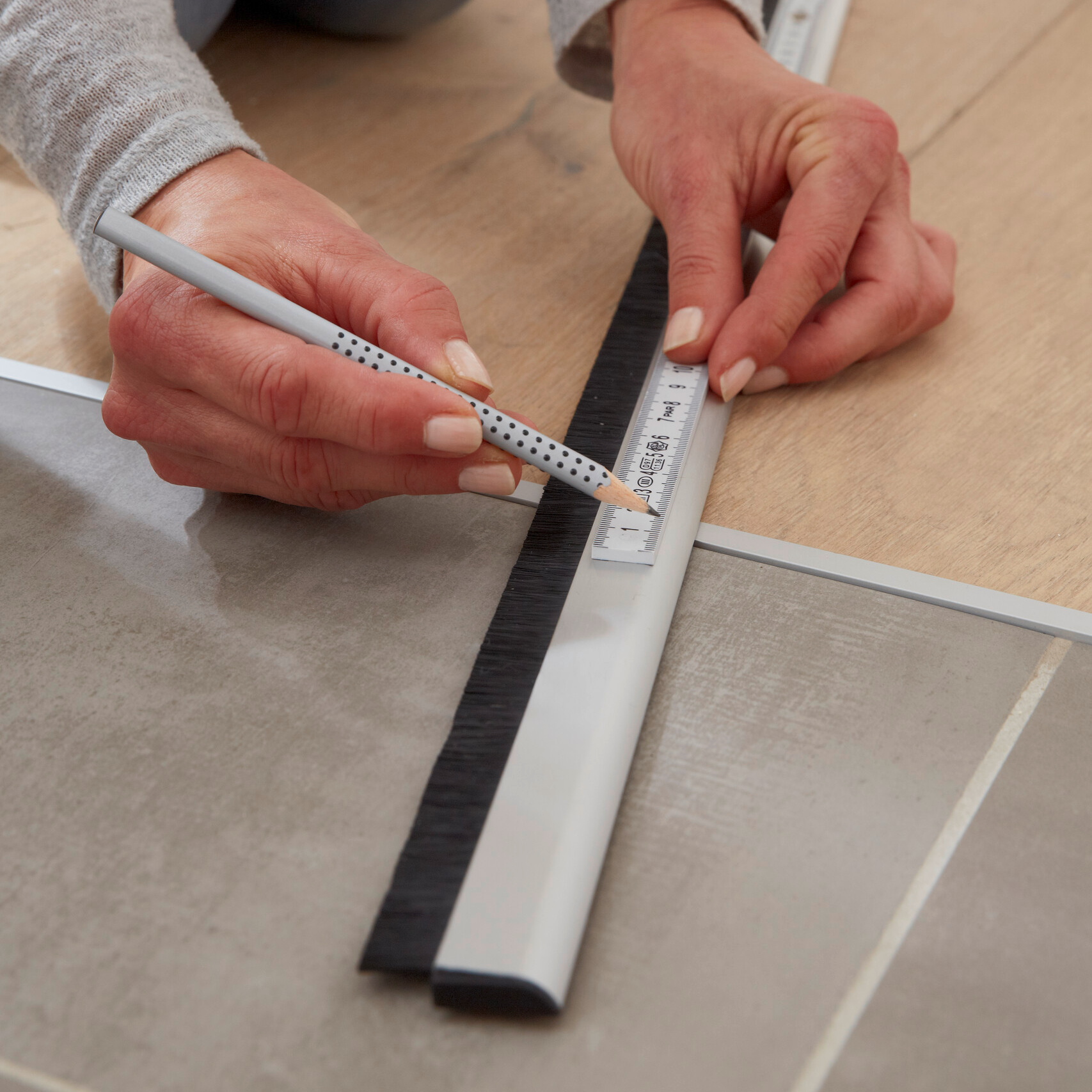 Uszczelka Samoprzylepna Do Drzwi Tesa Szczotkowa 43 mm x 1 m Brązowa