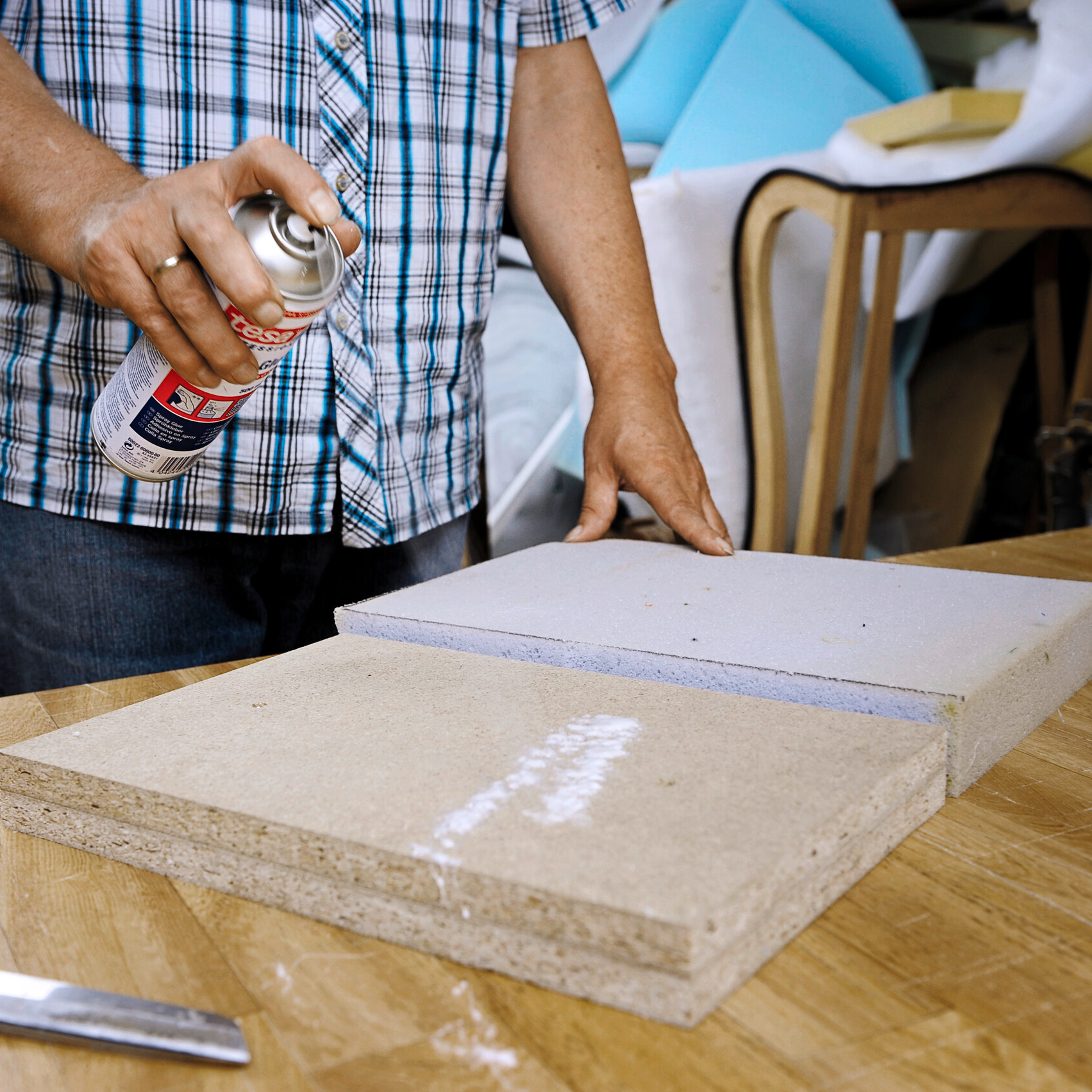 Klej W Sprayu Tapicerski Tesa Mocny Do Podsufitki Tapicerki Tkanin 500ml