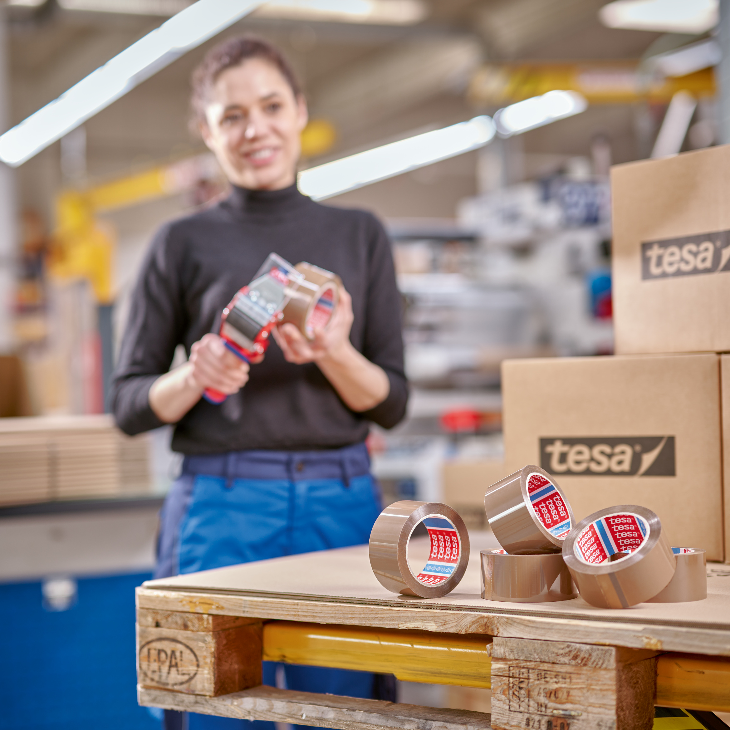 Taśma Klejąca Pakowa Tesa 60418 Kauczuk 50mm x 132m Mocna Brązowa Solvent