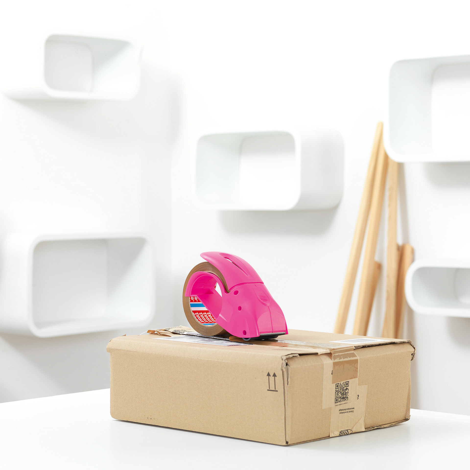 Dyspenser Zaklejarka Do Taśmy Pakowej Tesa Pack N Go Aplikator Różowy