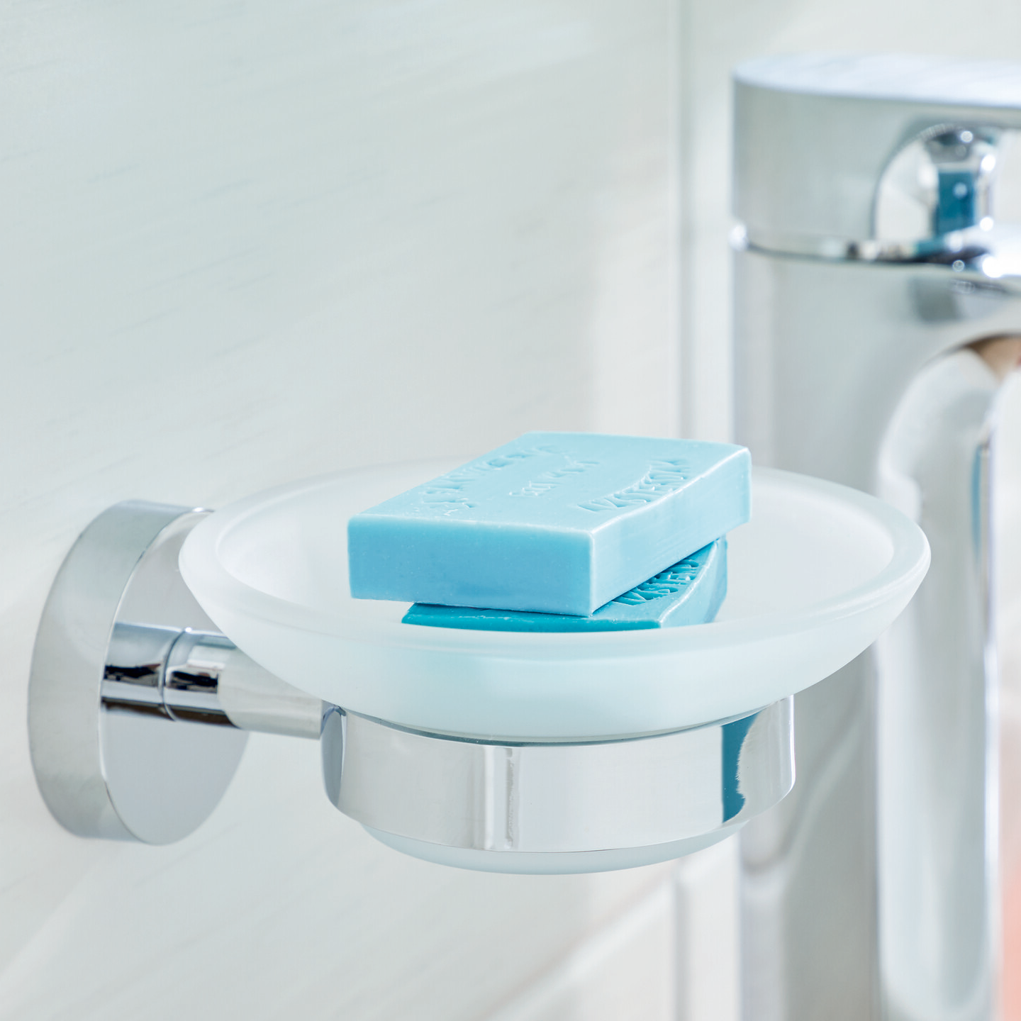 Mydelniczka Łazienkowa Samoprzylepna Wisząca Tesa SMOOZ Chromowana Metalowa