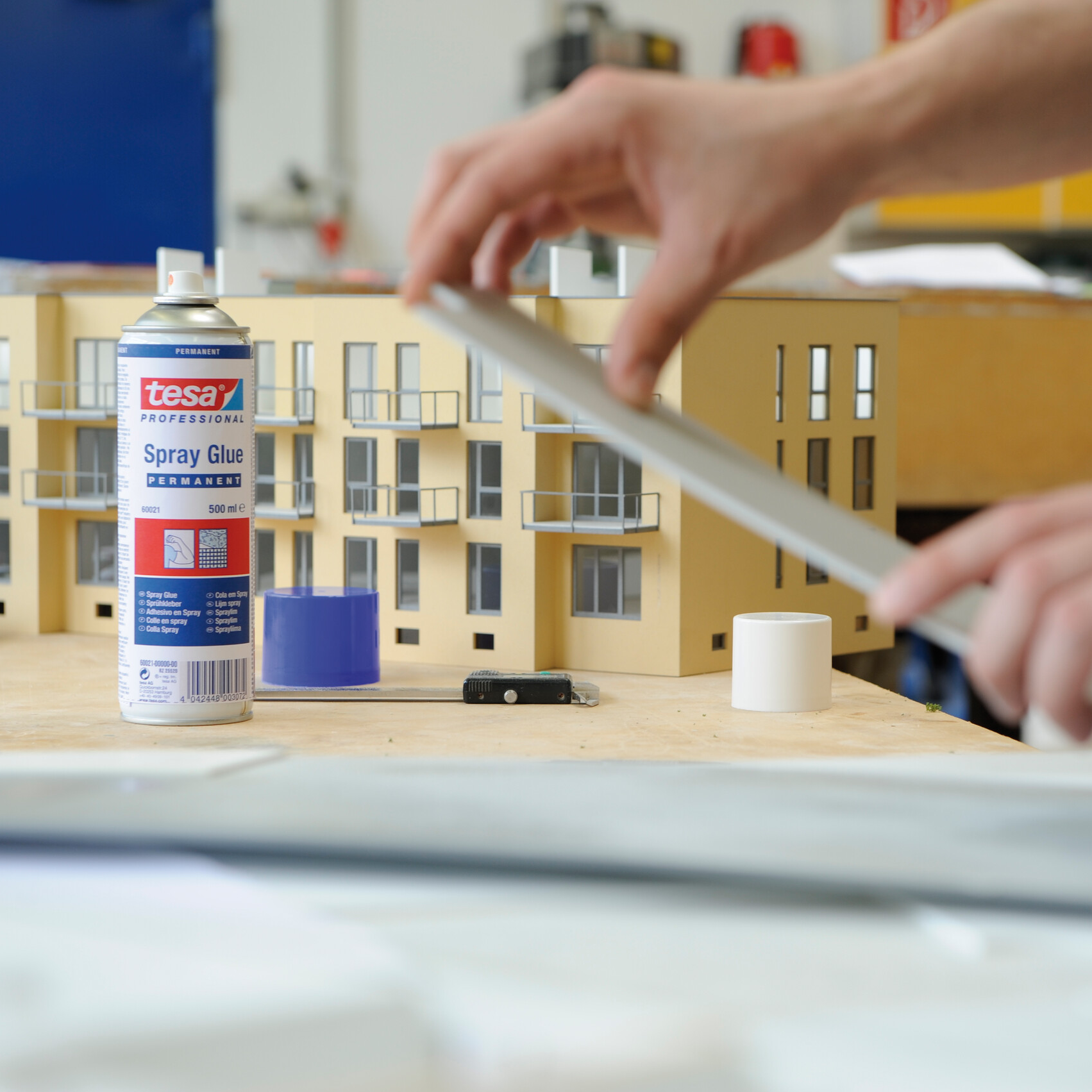 Klej W Sprayu Tapicerski Tesa Mocny Do Podsufitki Tapicerki Tkanin 500ml