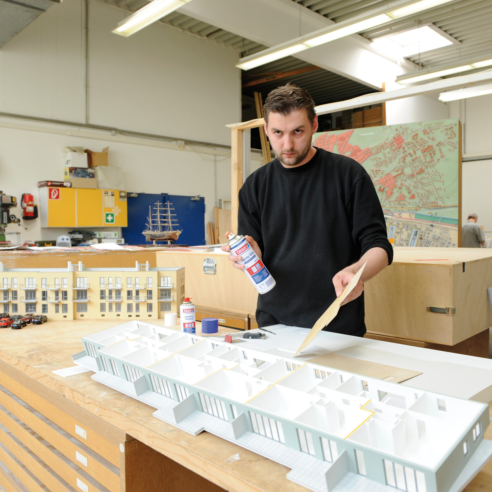 Klej W Sprayu Tapicerski Tesa Mocny Do Podsufitki Tapicerki Tkanin 500ml