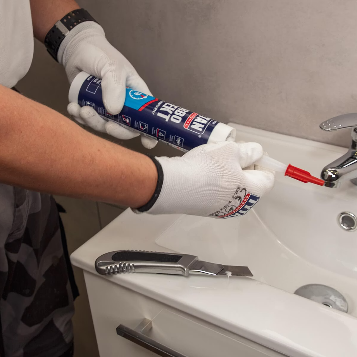 Silikon Sanitarny Tytan Turbo Efekt Łazienkowy Uszczelniacz Bezbarwny 280ml