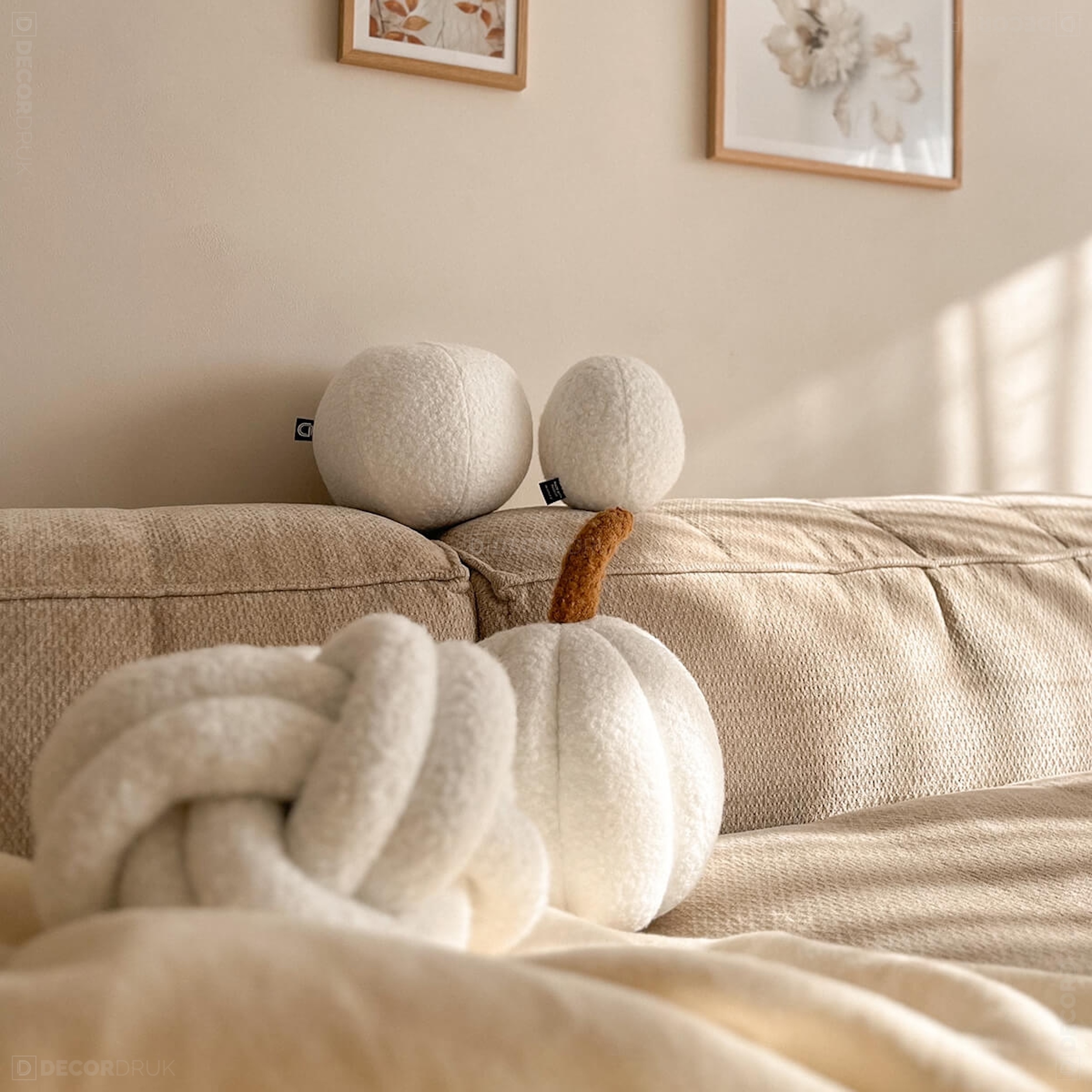 Poduszka dekoracyjna Soft Loop piłeczka 30 cm biała