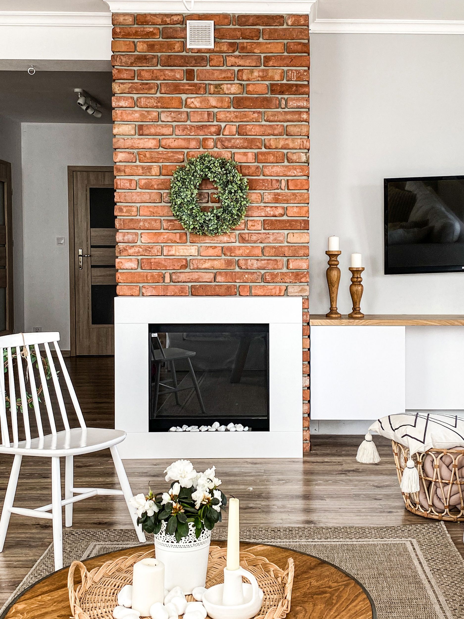 Biokominek portalowy wolnostojący Beffine 105x90 cm biały z szybą