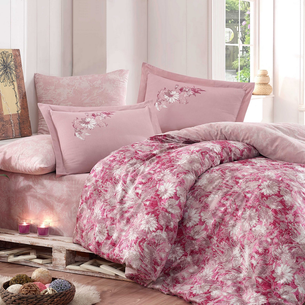 Komplet pościeli Satin Flowers 200x220 cm z czterema poszewkami na poduszkę 50x70 cm i z prześcieradłem w odcieniach różu - zdjęcie 1