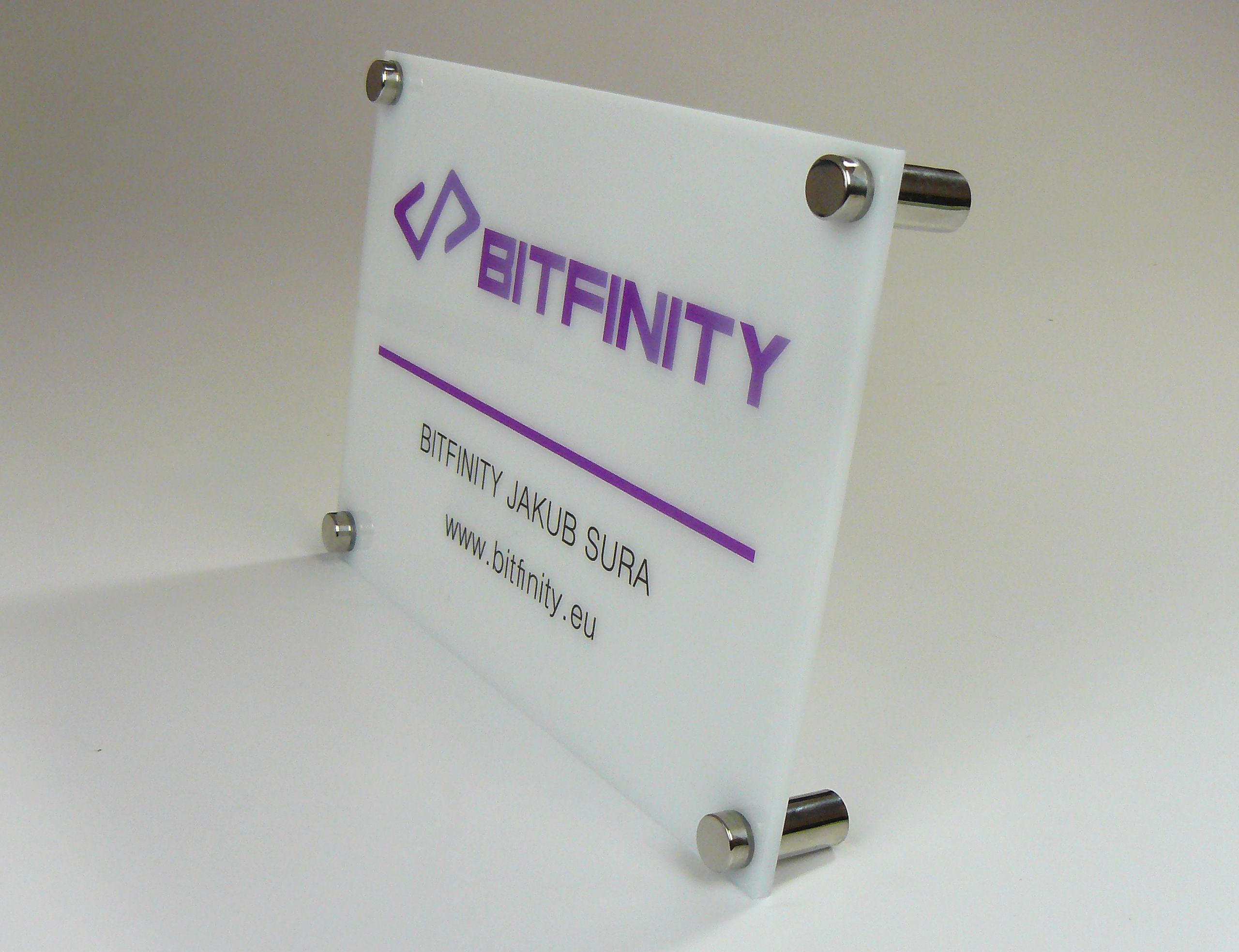 tabliczka szyld z plexi firmowa informacyjna z nadrukiem UV format A4