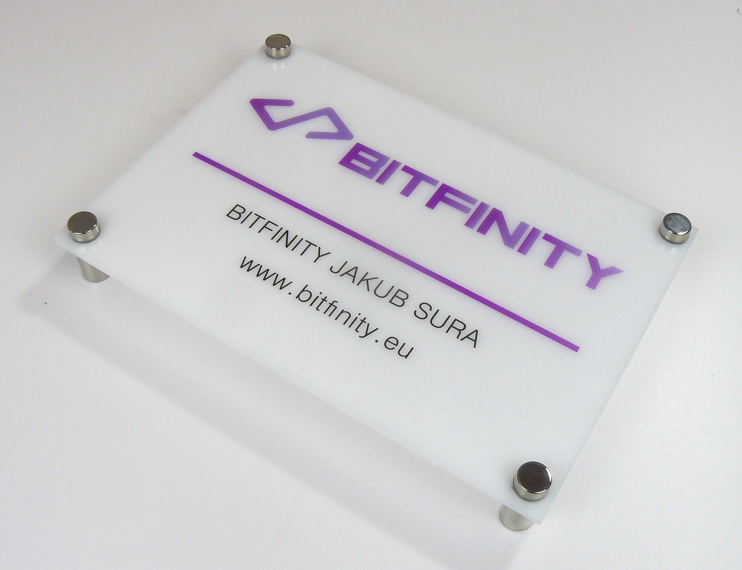 tabliczka szyld z plexi firmowa informacyjna z nadrukiem UV format A4